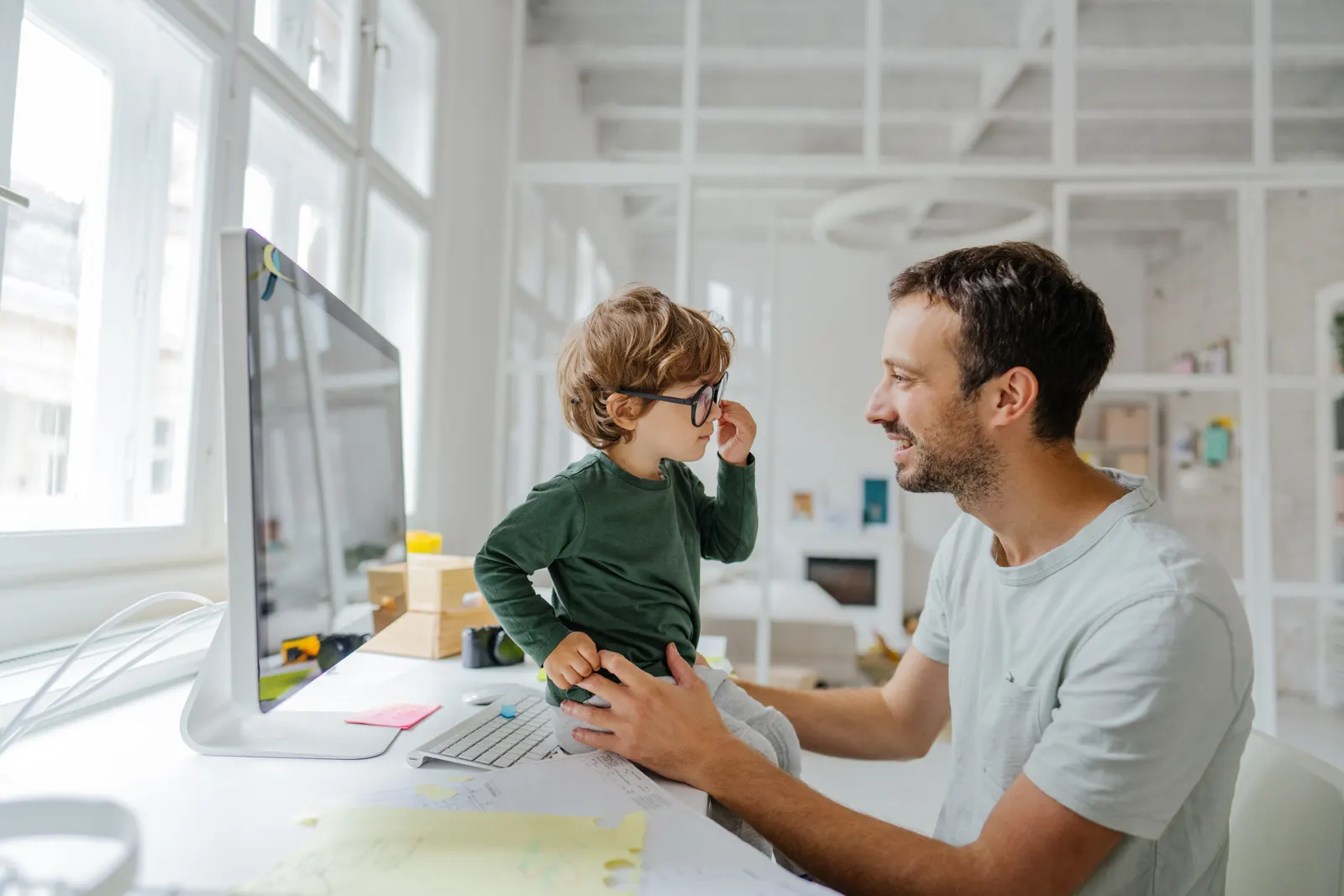 Berufstätiger Vater mit Kind am Arbeitsplatz – Top-Talent-Parents bei emsage.de